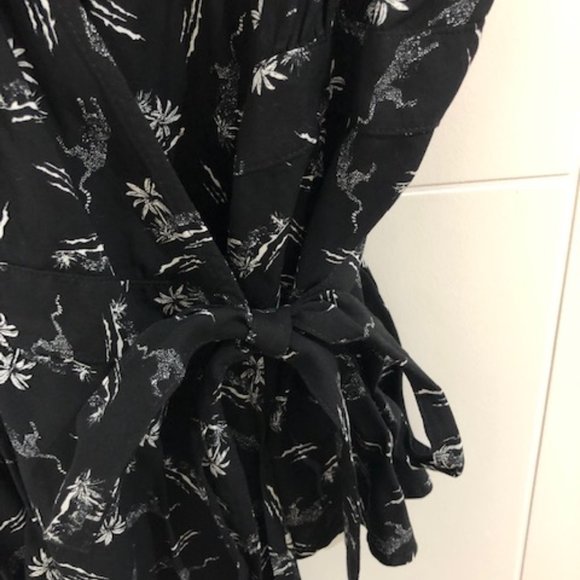 Joe Fresh Printed Wrap top - Picture 4 of 5